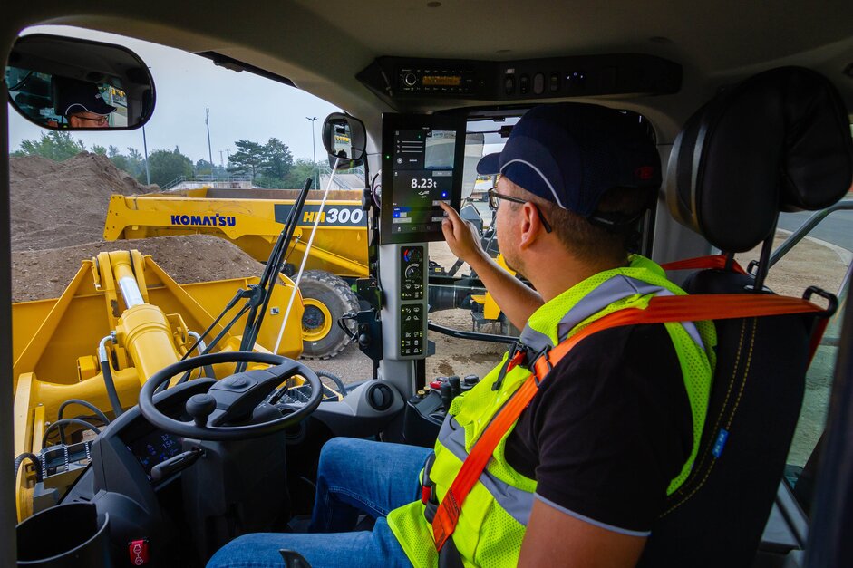 Der WA475-10 im Materialumschlag: Einfache und intuitive Bedienung der Assistenzsysteme mithilfe des neuen SubMonitors. | © Komatsu