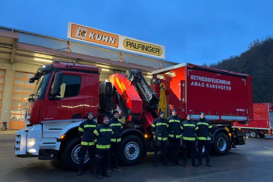 KUHN-Ladetechnik übergibt einen PALFINGER PK 92002 SH mit Hakengerät an die AMAG-Betriebsfeuerwehr Ranshofen KUHN-Ladetechnik übergibt einen PALFINGER PK 92002 SH mit Hakengerät an die AMAG-Betriebsfeuerwehr Ranshofen