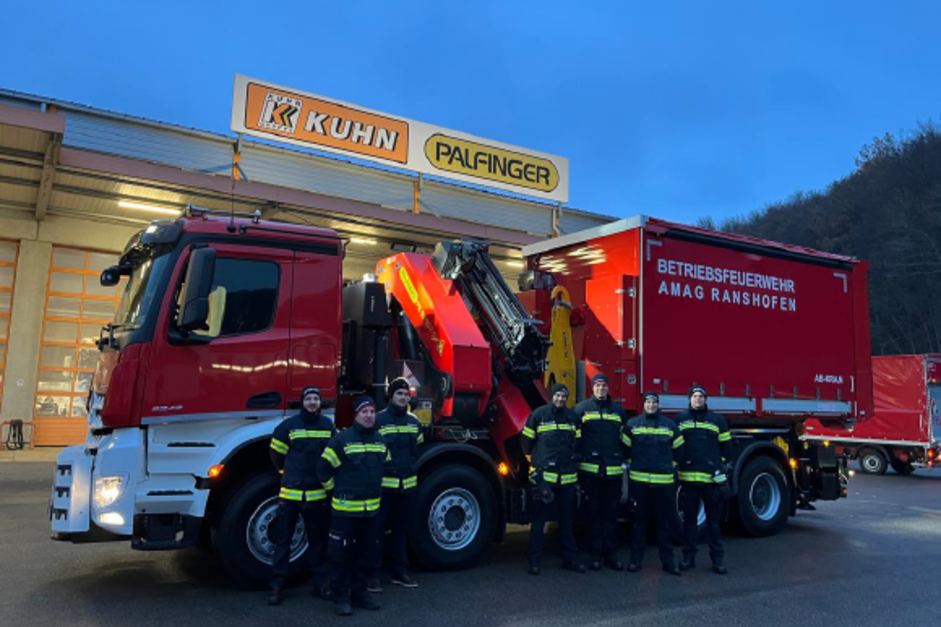 KUHN-Ladetechnik übergibt einen PALFINGER PK 92002 SH mit Hakengerät an die AMAG-Betriebsfeuerwehr Ranshofen